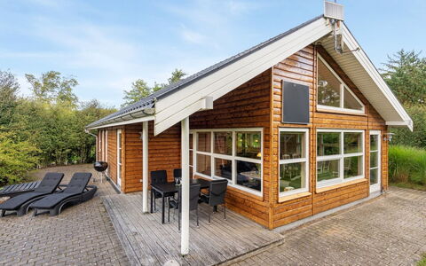 Krister - 250M to the Fjord: Bygning, Hus, Vindue, Hjem, Tag, Boligområde, Busk, Sommerhus, Land Lot