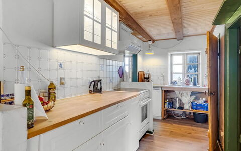 Agrippa - 30M to the Fjord: Køkken, Countertop, Gulvbelægning, Indretning, Træ, Cabinetry, Større Bandage, Køkken Apparat, Loft, Etage