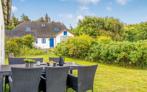Agrippa - 30M to the Fjord: Blå, Busk, Sommerhus, Bunddække, Have, Estate, Skygge, Landscaping, Stuehus, Eco Hotel