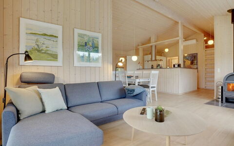 Frida - 700M from the Sea: Træ, Gulvbelægning, Indretning, Møbel, Etage, Couch, Loft, Stue, Hjem, Værelse