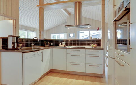 Frida - 700M from the Sea: Køkken, Countertop, Indretning, Gulvbelægning, Træ, Loft, Cabinetry, Lysarmatur, Etage, Køkken Apparat