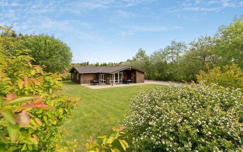 Els - 900M from the Sea: Blå, Busk, Sommerhus, Bunddække, Have, Estate, Skygge, Landscaping, Stuehus, Eco Hotel