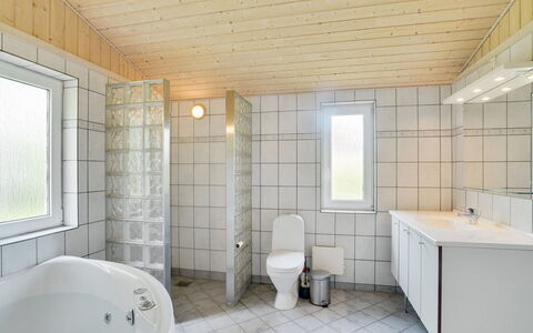 Els - 900M from the Sea: Blå, Busk, Sommerhus, Bunddække, Have, Estate, Skygge, Landscaping, Stuehus, Eco Hotel