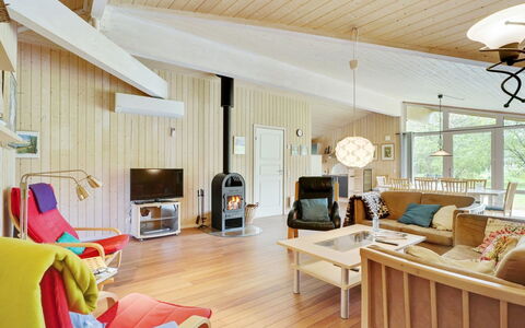 Els - 900M from the Sea: Blå, Busk, Sommerhus, Bunddække, Have, Estate, Skygge, Landscaping, Stuehus, Eco Hotel