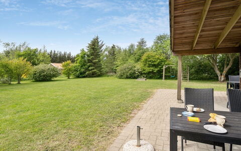 Els - 900M from the Sea: Blå, Busk, Sommerhus, Bunddække, Have, Estate, Skygge, Landscaping, Stuehus, Eco Hotel