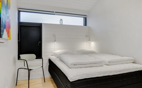 Claus - 500M from the Sea: Indretning, Loft, Seng, Soveværelse, Sengetøj, Sengetøj, Bed Frame, Lysarmatur, Hotel, Throw Pillow