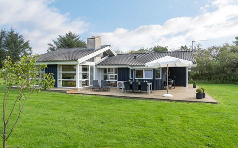 Stanko - 1.3Km from the Sea: Boligområde, Tag, Forstad, Indkørsel, Estate, Skorsten