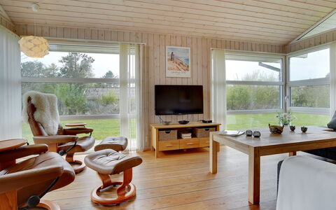 Stanko - 1.3Km from the Sea: Boligområde, Tag, Forstad, Indkørsel, Estate, Skorsten