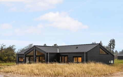 Sasja - 1.5Km from the Sea: Træ, Plantesamfund, Land Lot, Skygge, Naturmateriale, Garden Bygninger, Skur, Udendørs Struktur, Bjælkehytte