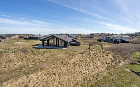 Tjarko - 150M from the Sea: Træ, Plantesamfund, Land Lot, Skygge, Naturmateriale, Garden Bygninger, Skur, Udendørs Struktur, Bjælkehytte