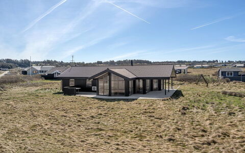 Tjarko - 100M from the Sea: Plantesamfund, Sollys, Urteagtig Plante, Have, Plantation, Landbrug, Farm
