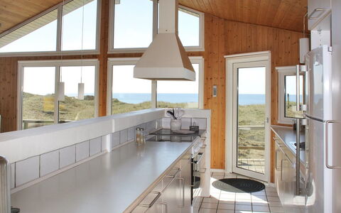 Mafalda - 260M from the Sea: Køkken, Indretning, Træ, Gulvbelægning, Loft, Countertop, Etage, Møbel, Cabinetry, Køkken Apparat