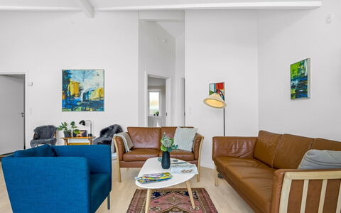 Skammel - 900M from the Sea: Møbel, Indretning, Couch, Gulvbelægning, Etage, Væg, Stue, Træ, Værelse, Loft