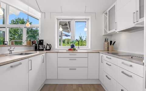 Skammel - 900M from the Sea: Køkken, Countertop, Gulvbelægning, Køkken Apparat, Indretning, Træ, Cabinetry, Større Bandage, Etage, Loft