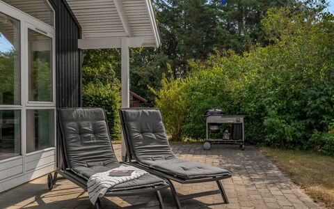 Skammel - 900M from the Sea: Træ, Udendørs Møbler, Møbel, Stol, Hårdttræ, Skygge, Have, Backyard, Liggestol, Gård