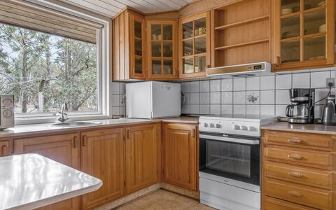 Asmara - 200M from the Sea: Køkken, Cabinetry, Gulvbelægning, Træ, Køkken Apparat, Countertop, Indretning, Større Bandage, Etage, Loft
