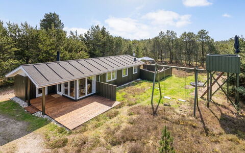 Kristiina - 300M from the Sea: Træ, Plantesamfund, Land Lot, Skygge, Naturmateriale, Garden Bygninger, Skur, Udendørs Struktur, Bjælkehytte