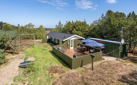 Kristiina - 300M from the Sea: Træ, Plantesamfund, Land Lot, Skygge, Naturmateriale, Garden Bygninger, Skur, Udendørs Struktur, Bjælkehytte