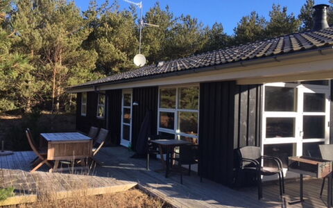 Lieselotte - 400M from the Sea: Træ, Plantesamfund, Land Lot, Skygge, Naturmateriale, Garden Bygninger, Skur, Udendørs Struktur, Bjælkehytte
