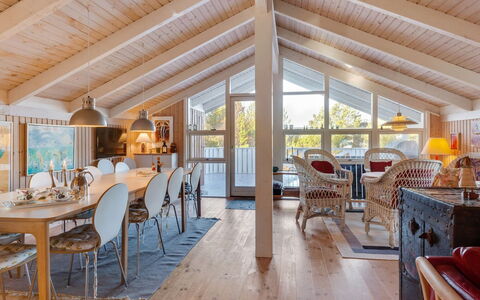 Bille - 200M from the Sea: Træ, Loft, Møbel, Indretning, Hjem, Stol, Sommerhus, Bjælke, Hårdttræ, Stue