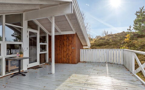 Bille - 200M from the Sea: Træ, Arkitektur, Hjem, Kompositmateriale, Dør, Planke, Sommerhus, Hårdttræ, Sidespor, Veranda