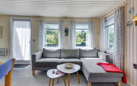 Gangulf - 150M from the Sea: Træ, Indretning, Gulvbelægning, Møbel, Etage, Loft, Hjem, Værelse, Stue, Couch