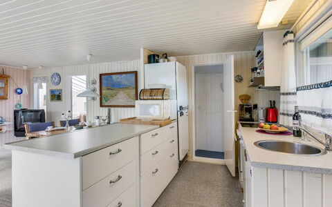 Gangulf - 150M from the Sea: Køkken, Countertop, Loft, Cabinetry, Håndvask, Større Bandage, Køkken Apparat, Stol, Hårdttræ, Tap