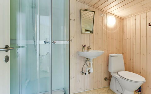 Gangulf - 150M from the Sea: Badeværelse, Sanitærarmatur, Gulvbelægning, Badeværelsesvask, Etage, Træ, Indretning, Toilet, Håndvask, Loft