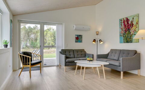 Alona - 250M from the Sea: Møbel, Gulvbelægning, Indretning, Couch, Træ, Etage, Stue, Trægulve, Loft, Bord