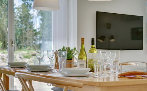 Alona - 250M from the Sea: Møbel, Indretning, Bord, Træ, Bordservice, Spisestue, Køkken & Spisebord, Stol, Belysning, Gulvbelægning