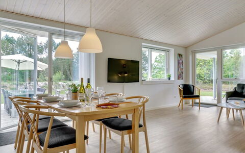 Alona - 250M from the Sea: Møbel, Gulvbelægning, Indretning, Træ, Trægulve, Etage, Køkken & Spisebord, Stol, Spisestue, Bord
