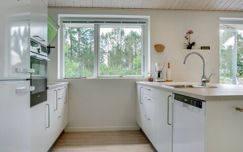 Alona - 250M from the Sea: Gulvbelægning, Indretning, Træ, Countertop, Køkken, Etage, Loft, Cabinetry, Hjem, Sanitærarmatur