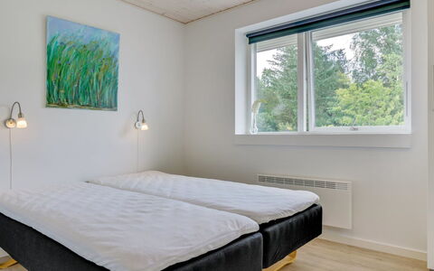 Alona - 250M from the Sea: Træ, Soveværelse, Gulvbelægning, Etage, Indretning, Seng, Sengetøj, Bed Frame, Loft, Sengetøj