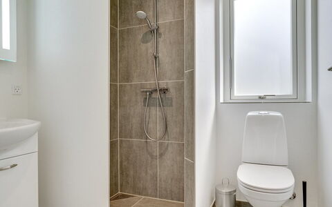 Alona - 250M from the Sea: Badeværelse, Gulvbelægning, Væg, Etage, Sanitærarmatur, Toiletbræt, Toilet, Indretning, Vvs, Flise