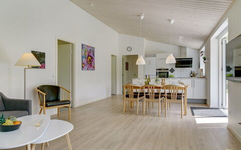 Alona - 250M from the Sea: Gulvbelægning, Træ, Etage, Indretning, Trægulve, Loft, Hjem, Møbel, Køkken & Spisebord, Stue