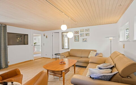 Gorm - 300M from the Sea: Indretning, Gulvbelægning, Møbel, Træ, Etage, Loft, Couch, Trægulve, Lysarmatur, Stue