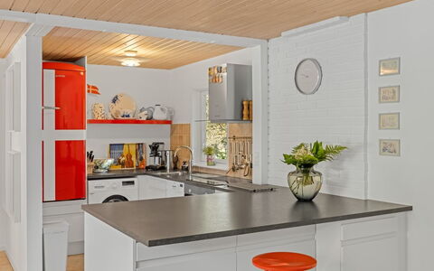 Gorm - 300M from the Sea: Køkken, Countertop, Gulvbelægning, Indretning, Træ, Cabinetry, Loft, Køkken Apparat, Møbel, Større Bandage