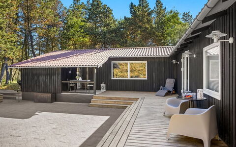 Gorm - 300M from the Sea: Træ, Tag, Hjem, Sidespor, Sommerhus, Kompositmateriale, Dør, Dæk, Skygge, Veranda