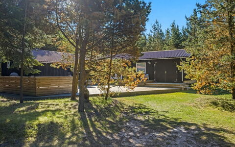 Gorm - 300M from the Sea: Træ, Træ, Hus, Hjem, Land Lot, Sommerhus, Skygge, Garden Bygninger, Have, Landscaping