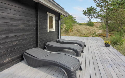 Lewe - 150M from the Sea: Blå, Busk, Sommerhus, Bunddække, Have, Estate, Skygge, Landscaping, Stuehus, Eco Hotel