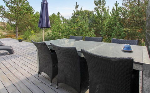 Lewe - 150M from the Sea: Blå, Busk, Sommerhus, Bunddække, Have, Estate, Skygge, Landscaping, Stuehus, Eco Hotel