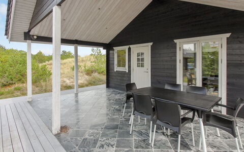 Lewe - 150M from the Sea: Blå, Busk, Sommerhus, Bunddække, Have, Estate, Skygge, Landscaping, Stuehus, Eco Hotel