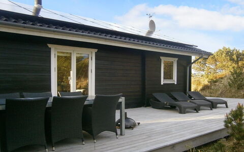 Lewe - 150M from the Sea: Blå, Busk, Sommerhus, Bunddække, Have, Estate, Skygge, Landscaping, Stuehus, Eco Hotel