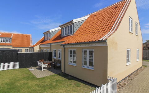 Karl - 1.1Km from the Sea: Bygning, Hus, Boligområde, Hjem, Busk, Tag, Sommerhus, Estate, Have