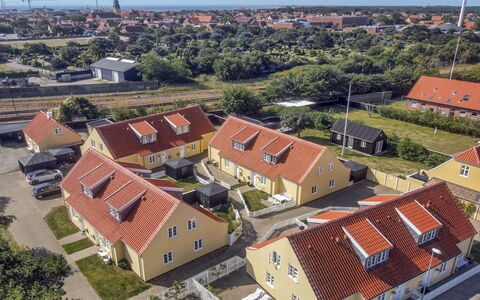 Karl - 1.1Km from the Sea: Bygning, Hus, Boligområde, Hjem, Busk, Tag, Sommerhus, Estate, Have