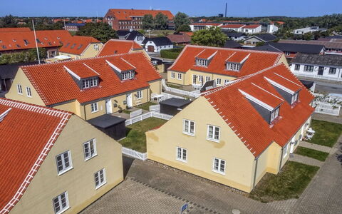 Karl - 1.1Km from the Sea: Bygning, Hus, Boligområde, Hjem, Busk, Tag, Sommerhus, Estate, Have