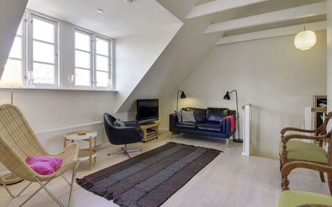 Karl - 1.1Km from the Sea: Bygning, Hus, Boligområde, Hjem, Busk, Tag, Sommerhus, Estate, Have