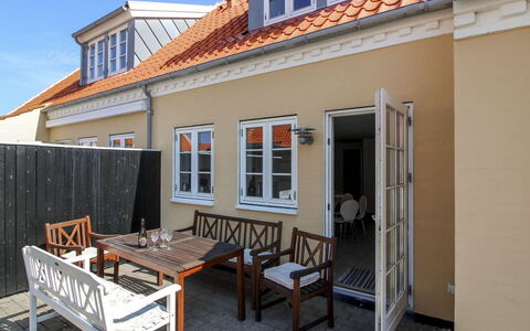 Karl - 1.1Km from the Sea: Bygning, Hus, Boligområde, Hjem, Busk, Tag, Sommerhus, Estate, Have