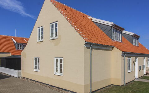 Karl - 1.1Km from the Sea: Bygning, Hus, Boligområde, Hjem, Busk, Tag, Sommerhus, Estate, Have