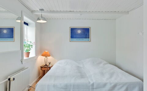 Gunulf - 150M from the Sea: Soveværelse, Loft, Seng, Etage, Indretning, Gulvbelægning, Sengetøj, Sengetøj, Møbel, Værelse